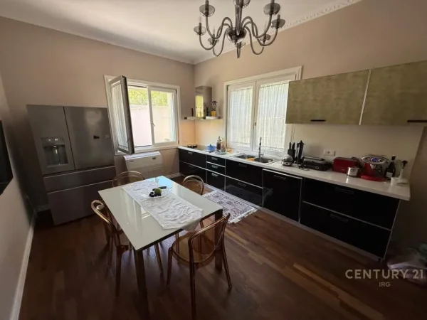 Tirane, jepet me qera Vile 2 Katshe Kati 0, 650 m² 5.000 € (zonen e Vaqarrit)