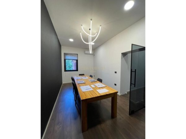 Tirane, jepet me qera zyre Kati 2, 72 m² 1.100 € (BLLOK)