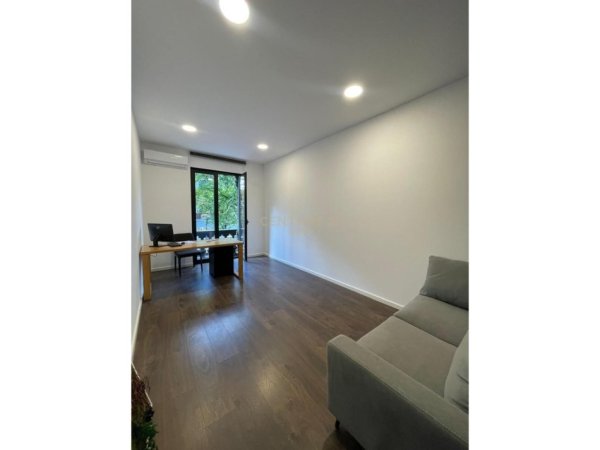 Tirane, jepet me qera zyre Kati 2, 72 m² 1.100 € (BLLOK)