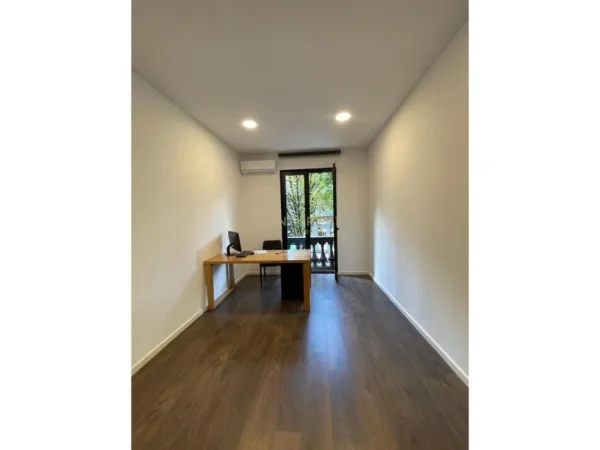 Tirane, jepet me qera zyre Kati 2, 72 m² 1.100 € (BLLOK)