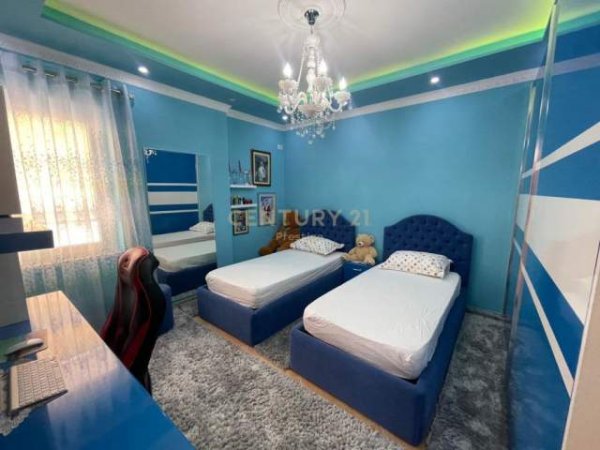 Tirane, Jepet me qera apartament +post parkimi ,  800 Euro (rruga fuat toptani)