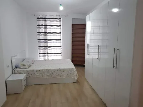 Tirane, jepet me qera apartament 1+1+BLK Kati 6, 80 m² 420 Euro (fusha e aviacionit kompleksi turdiu)