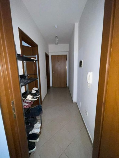 Tirane, jepet me qera apartament 1+1+BLK Kati 4, 75 m² 380 Euro (Rruga e Kavajes)
