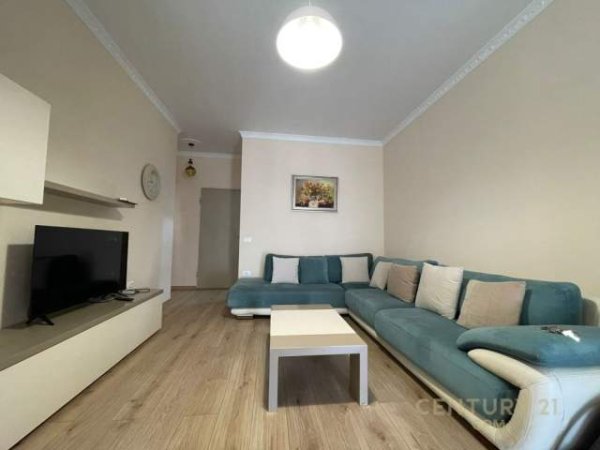 Tirane, jepet me qera apartament 76 m² 800 Euro (Komuna e Parisit)