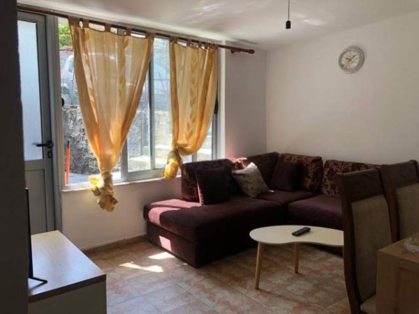 Tirane, jepet me qera apartament 1+1 Kati 1, 50 m² 300 Euro (perballe Maternitetit te Ri)