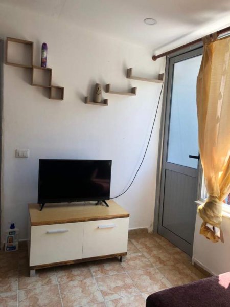Tirane, jepet me qera apartament 1+1 Kati 1, 50 m² 300 Euro (perballe Maternitetit te Ri)