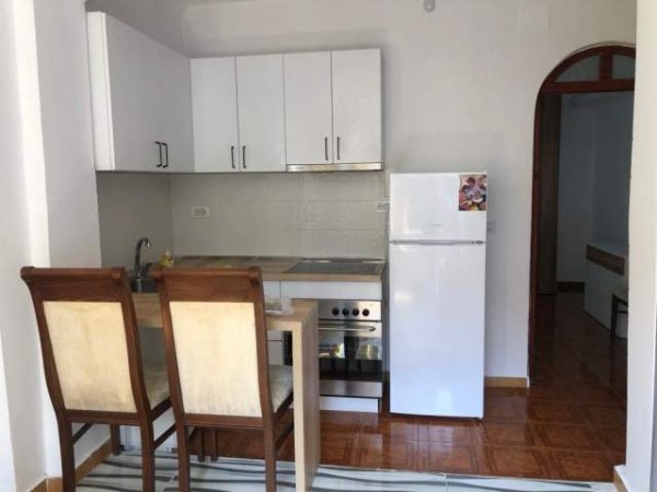 Tirane, jepet me qera apartament 1+1 Kati 1, 50 m² 300 Euro (perballe Maternitetit te Ri)