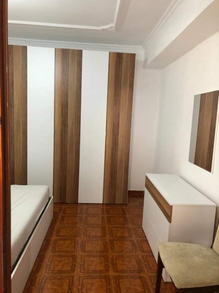 Tirane, jepet me qera apartament 1+1 Kati 1, 50 m² 300 Euro (perballe Maternitetit te Ri)