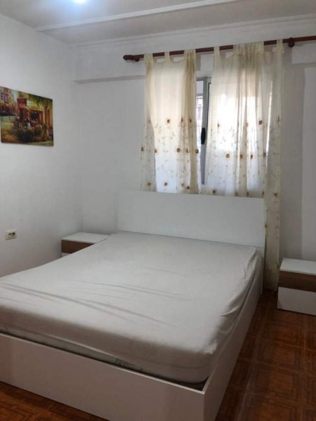 Tirane, jepet me qera apartament 1+1 Kati 1, 50 m² 300 Euro (perballe Maternitetit te Ri)