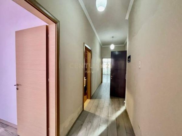 Tirane, jepet me qera apartament 1+1 Kati 1, 63 m² 430 Euro (Kontakt, 21 Dhjetori)
