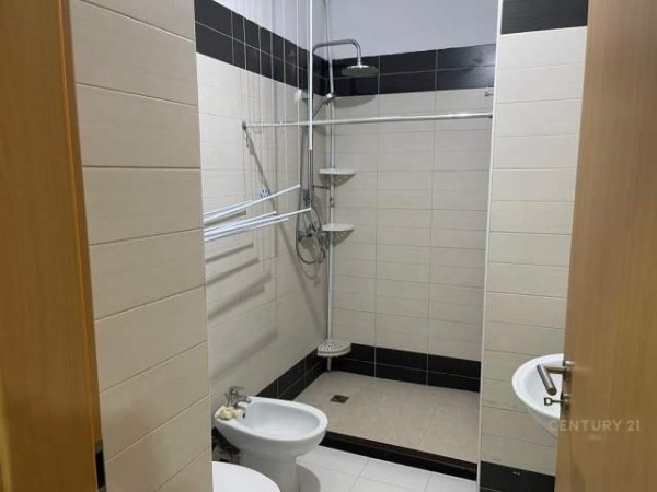 Tirane, jepet me qera apartament 1+1 Kati 1, 63 m² 430 Euro (Kontakt, 21 Dhjetori)