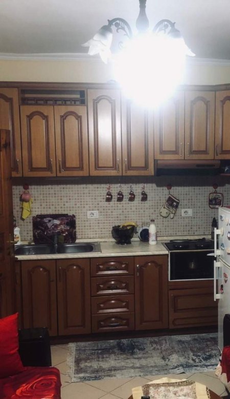 Tirane, jepet me qera apartament 1+1 Kati 1, 60 m² 25.000 Leke (Rruga Jordan Misja)