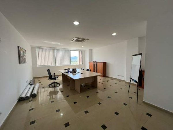 Tirane, jepet me qera magazine 800 m² 6.000 Euro (Qaf-Kashar)