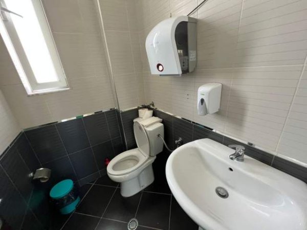 Tirane, jepet me qera magazine 800 m² 6.000 Euro (Qaf-Kashar)