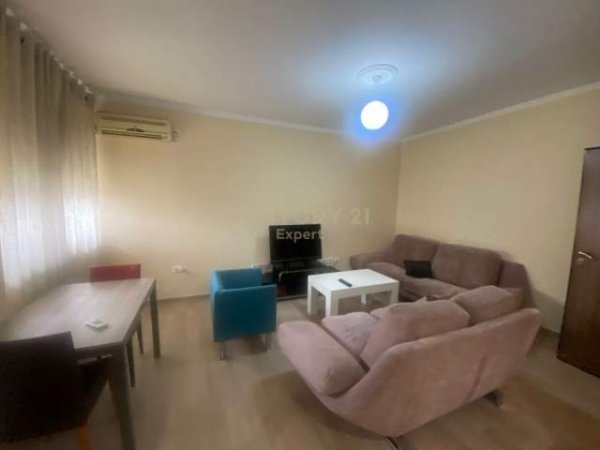 Tirane, jepet me qera 2+1 Kati 8, 85 m² 390 Euro