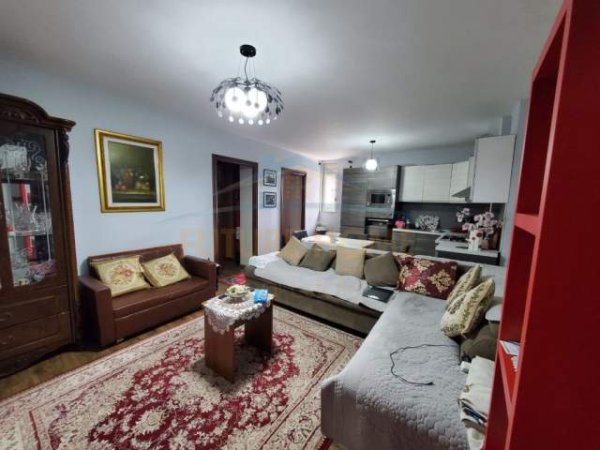 Tirane, jepet me qera apartament 3+1+BLK Kati 3, 85 m² 500 Euro (PETRO NINI LUARASI)