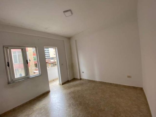 Tirane, shes apartament 1+1 Kati 4, 62 m² 130.000 Euro (prane Fakultetit ekonomik)