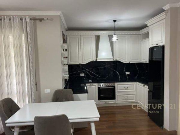 Tirane, jepet me qera apartament 2+1 Kati 2, 103 m² 550 Euro (Kopshti Botanik Tirana)