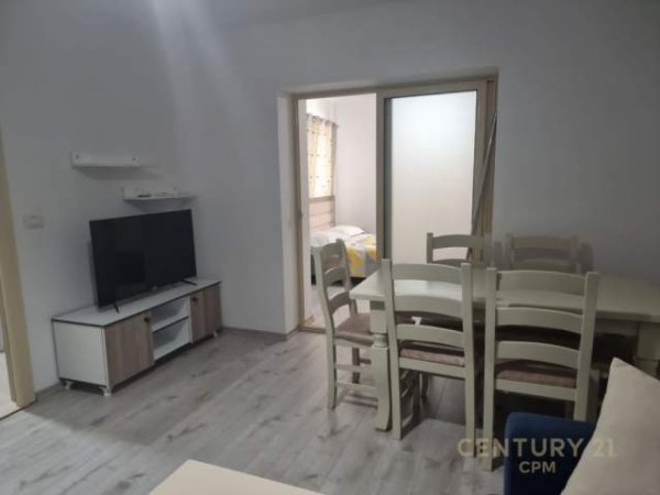Tirane, jepet me qera apartament 1+1 Kati 1, 70 m² 350 Euro (PRANE GLOBE RRUGA E KAVAJES)