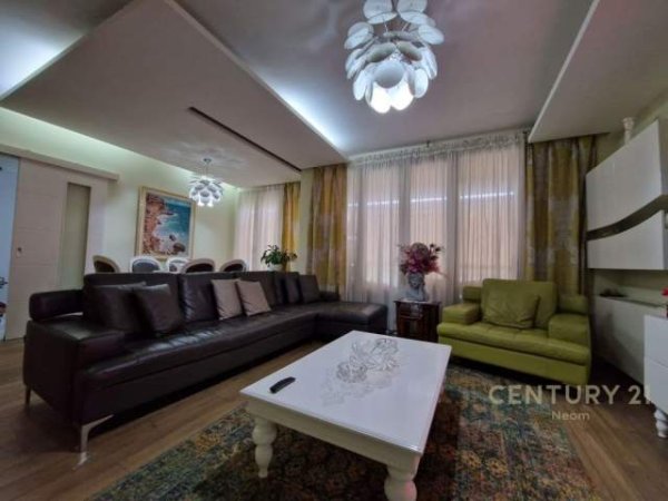 Tirane, jepet me qera apartament 3+1 2.700 Euro