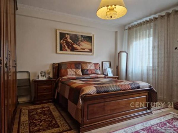 Tirane, jepet me qera apartament 3+1 2.700 Euro
