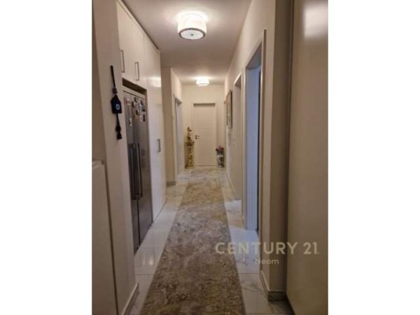 Tirane, jepet me qera apartament 3+1 2.700 Euro