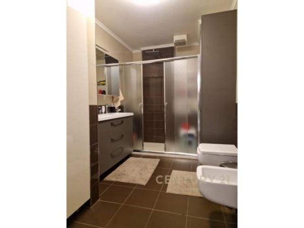 Tirane, jepet me qera apartament 3+1 2.700 Euro