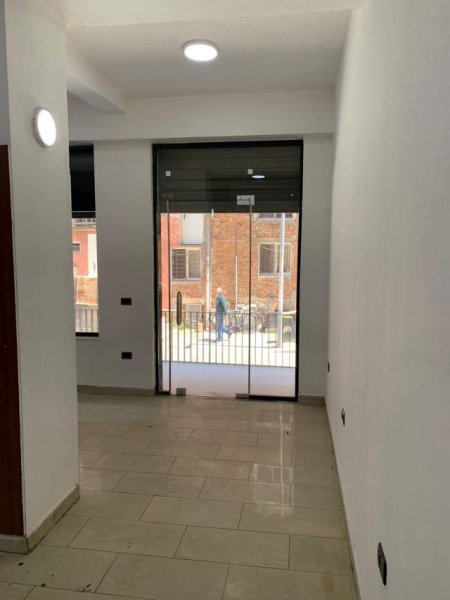 Tirane, jepet me qera ambjent biznesi Kati 1, 36 m² 500 Euro (tek Shallvaret)