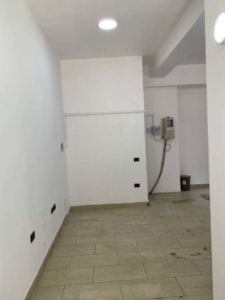 Tirane, jepet me qera ambjent biznesi Kati 1, 36 m² 500 Euro (tek Shallvaret)