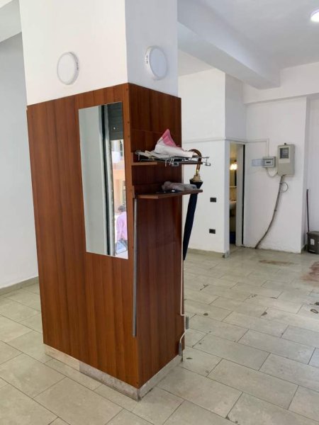 Tirane, jepet me qera ambjent biznesi Kati 1, 36 m² 500 Euro (tek Shallvaret)