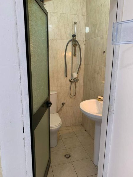 Tirane, jepet me qera ambjent biznesi Kati 1, 36 m² 500 Euro (tek Shallvaret)