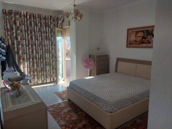 Tirane, jepet me qera apartament 3+1 Kati 1, 150 m² 500 Euro (Kodra e Priftit)