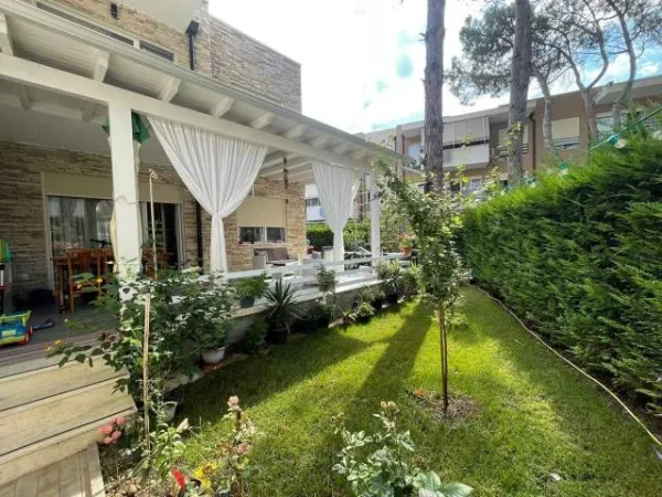 Durres, jepet me qera Penthouse 2+1+A+BLK Kati 0, 120 m² 100 Euro (Gjiri i Lalzit ,Lura 3)