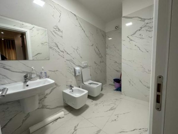 Tirane, jepet me qera ambjent biznesi Kati 1, 200 m² 2.400 Euro (RRUGA ELBASANIT)