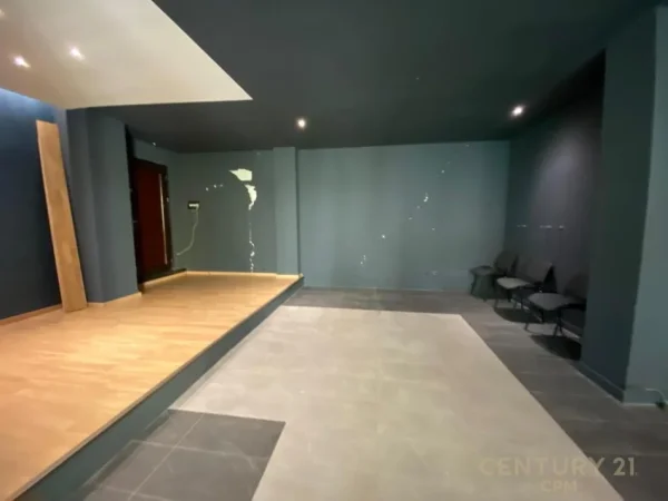 Tirane, jepet me qera zyre Kati 1, 66 m² 550 € (Komuna Parisit)