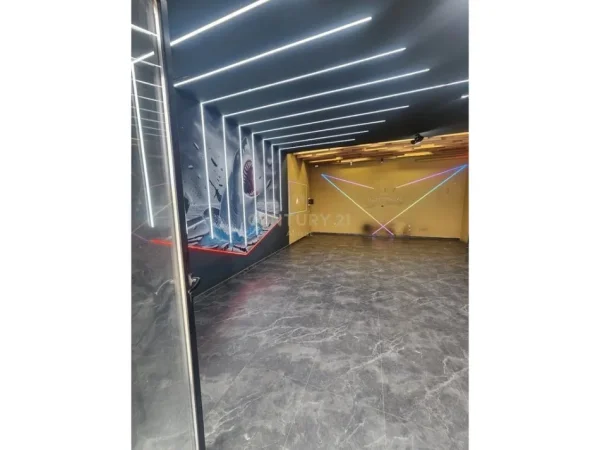 Tirane, jepet me qera ambjent biznesi Kati 0, 110 m² 900 € (Sauk i Ri)