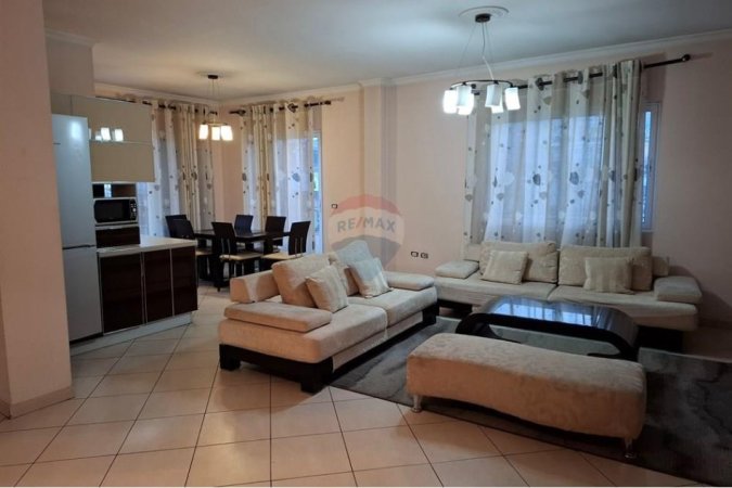 Tirane, jepet me qera Vile 2+1 , 300 m² 600 € 