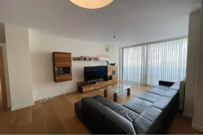 Tirane, shitet apartament 4+1+Ballkon , 450.000 € 