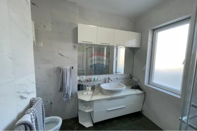 Tirane, shitet apartament 4+1+Ballkon , 450.000 € 