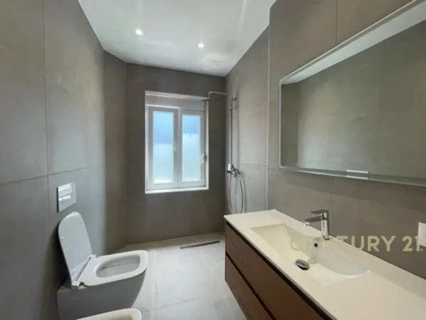 Tirane, jepet me qera apartament 1+1 Kati 4, 70 m² 1.000 € (PRANE GARDES)