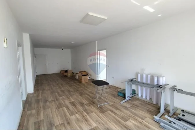 Tirane, jepet me qera zyre , 100 m² 1.500 € 