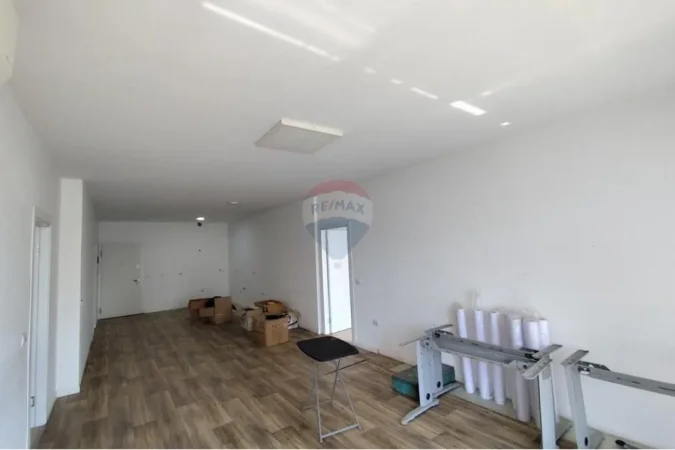Tirane, jepet me qera zyre , 100 m² 1.500 € 