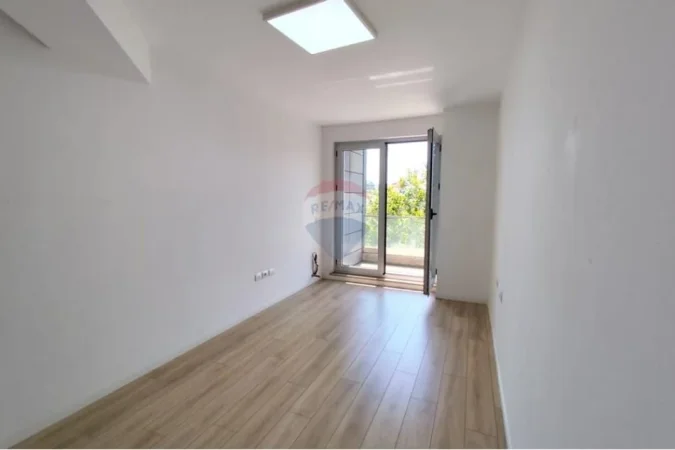 Tirane, jepet me qera zyre , 100 m² 1.500 € 