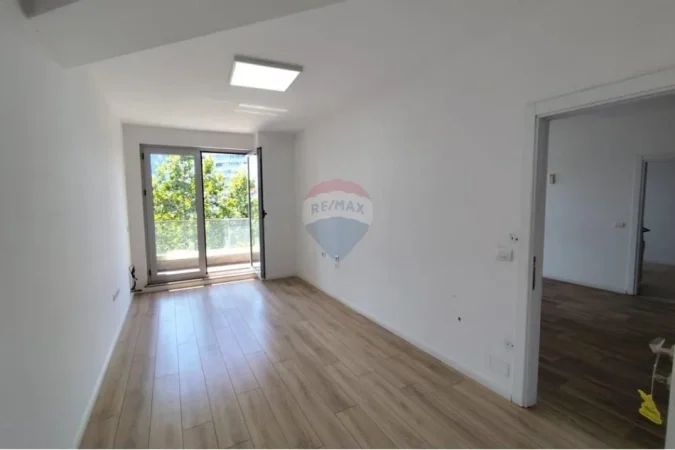 Tirane, jepet me qera zyre , 100 m² 1.500 € 