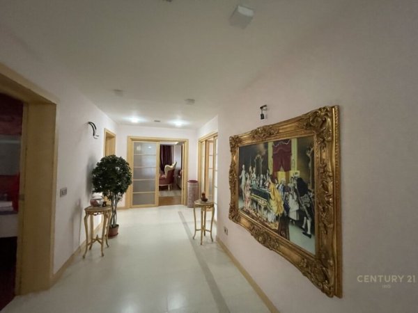 Tirane, jepet me qera apartament+verande | Penthouse 3+1+Aneks+Ballkon Kati 9, 565 m² 2.500 € (Ne mbikalimin e Komunes se Parisit)