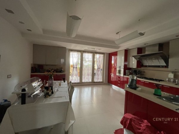 Tirane, jepet me qera apartament+verande | Penthouse 3+1+Aneks+Ballkon Kati 9, 565 m² 2.500 € (Ne mbikalimin e Komunes se Parisit)
