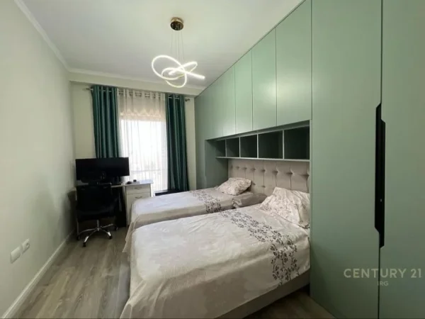 Tirane, jepet me qera apartament 2+1 Kati 5, 79 m² 900 € (REZIDENCA QUARTUM, PRANE SPAK)