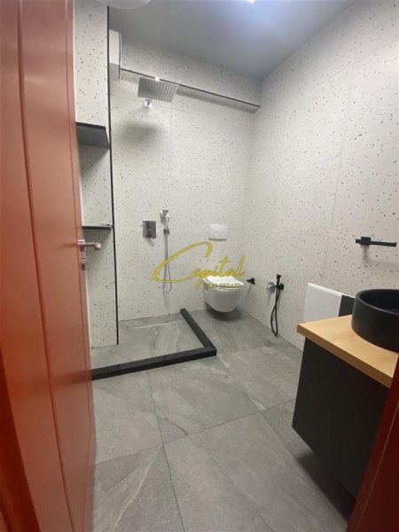 Tirane, jepet me qera zyre Kati 7, 100 m² 500 € (RRUGA E ELBASANIT)
