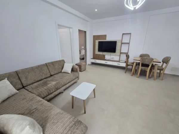 Tirane, jepet me qera apartament 1+1 Kati 1, 80 m² 400 € (sauk)