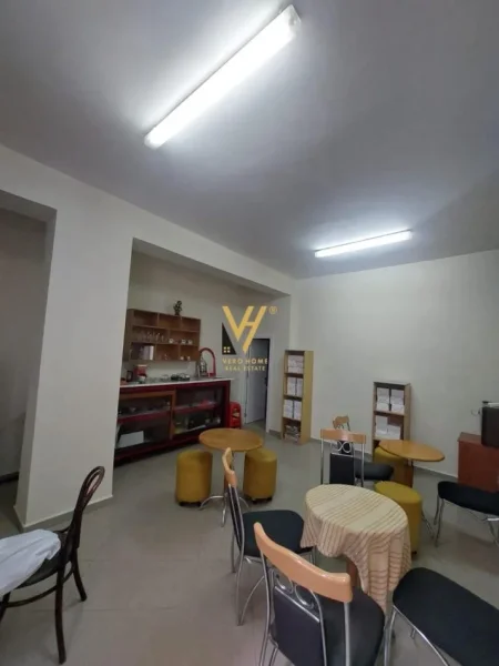 Tirane, jepet me qera dyqan Kati 0, 35 m² 400 € (DONIKA CENTER)